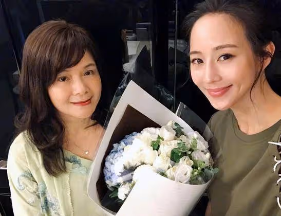 看了高圓圓父母的身份背景，再看趙又廷前女友，網友：眼光太毒辣