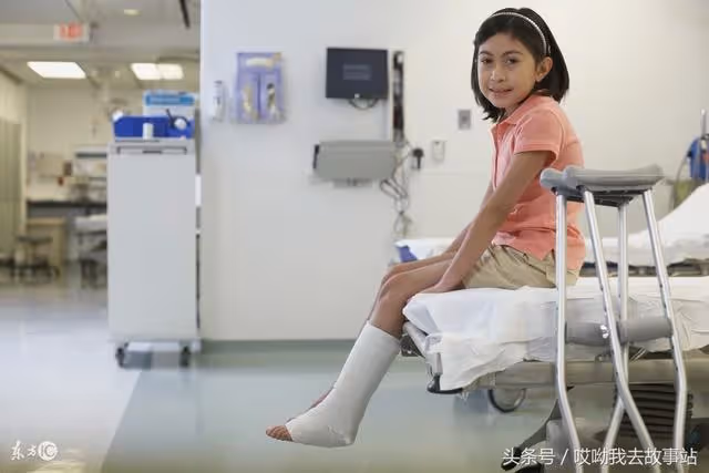 姐姐臥床十年，弟弟就照顧了十年，結婚時一棍子打跑了自己的媳婦