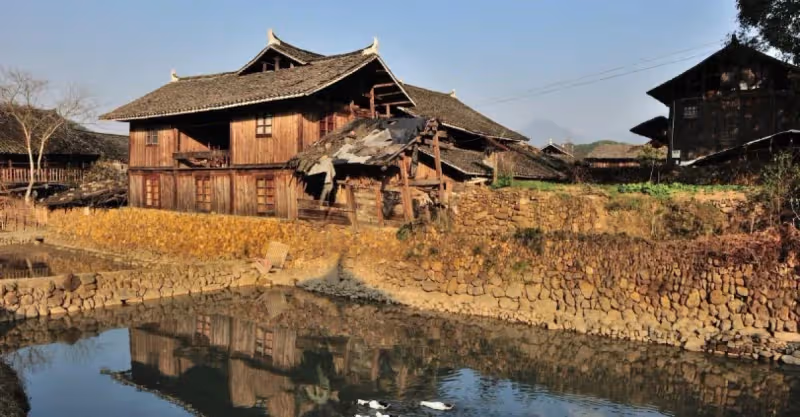 姐姐養弟弟十八年，弟弟住豪房，姐姐還住坯房，結婚時傻了