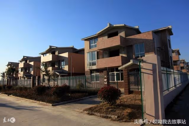 姐姐養弟弟十八年，弟弟住豪房，姐姐還住坯房，結婚時傻了