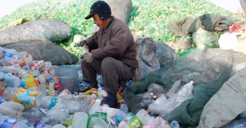 兒子是超市的老闆，卻讓老父親撿破爛，兒媳孫子都反對，卻被感動
