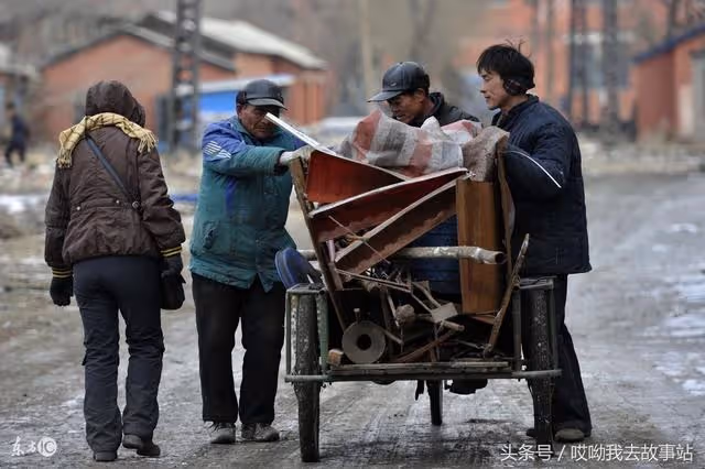 兒子是超市的老闆，卻讓老父親撿破爛，兒媳孫子都反對，卻被感動