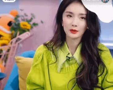 楊冪直播被曝耍大牌！黑臉翻白眼對主持人甩臉子，網友直呼好窒息