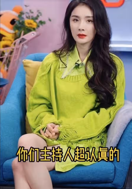 楊冪直播被曝耍大牌！黑臉翻白眼對主持人甩臉子，網友直呼好窒息