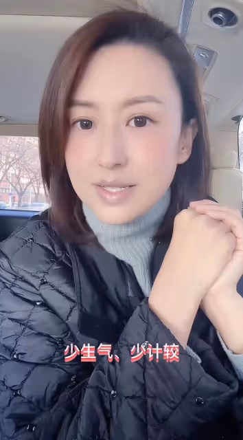 央視主持張蕾被疑整容！戴大美瞳下巴變尖，乘6位數豪車生活愜意
