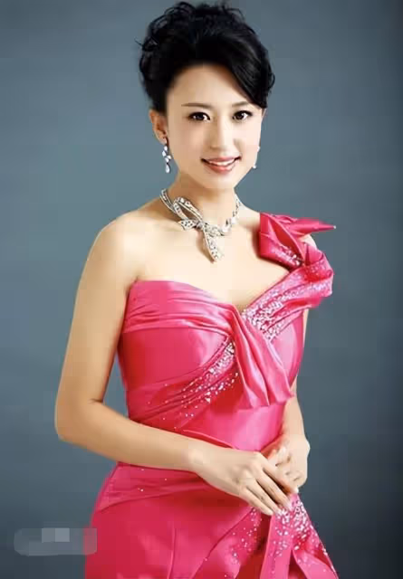 央視主持張蕾被疑整容！戴大美瞳下巴變尖，乘6位數豪車生活愜意