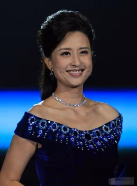 央視主持張蕾被疑整容！戴大美瞳下巴變尖，乘6位數豪車生活愜意