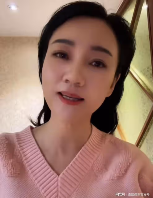 ​49歲周群自曝錄製春晚小品，突發失誤身心俱疲，強忍眼淚引熱議