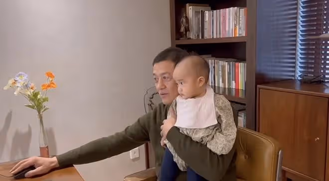 李亞鵬抱小女兒下圍棋,帶她玩電腦引人擔憂,父女倆被調侃像爺孫