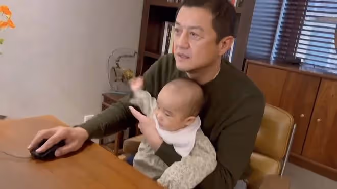 李亞鵬抱小女兒下圍棋,帶她玩電腦引人擔憂,父女倆被調侃像爺孫