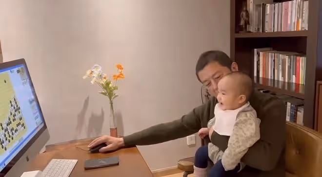李亞鵬抱小女兒下圍棋,帶她玩電腦引人擔憂,父女倆被調侃像爺孫