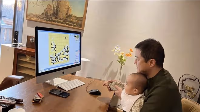 李亞鵬抱小女兒下圍棋,帶她玩電腦引人擔憂,父女倆被調侃像爺孫