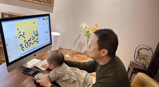 李亞鵬抱小女兒下圍棋,帶她玩電腦引人擔憂,父女倆被調侃像爺孫