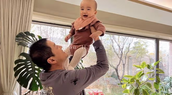 李亞鵬抱小女兒下圍棋，帶她玩電腦引人擔憂，父女倆被調侃像爺孫