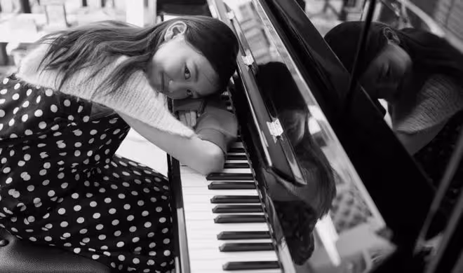 李亞鵬抱小女兒下圍棋，帶她玩電腦引人擔憂，父女倆被調侃像爺孫