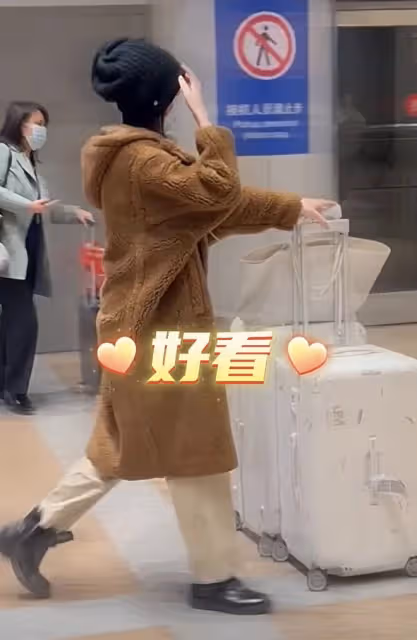 李亞鵬抱小女兒下圍棋，帶她玩電腦引人擔憂，父女倆被調侃像爺孫