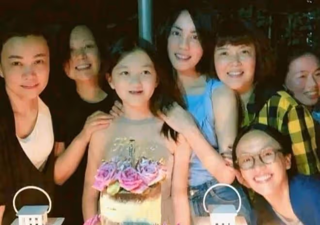 李亞鵬抱小女兒下圍棋，帶她玩電腦引人擔憂，父女倆被調侃像爺孫