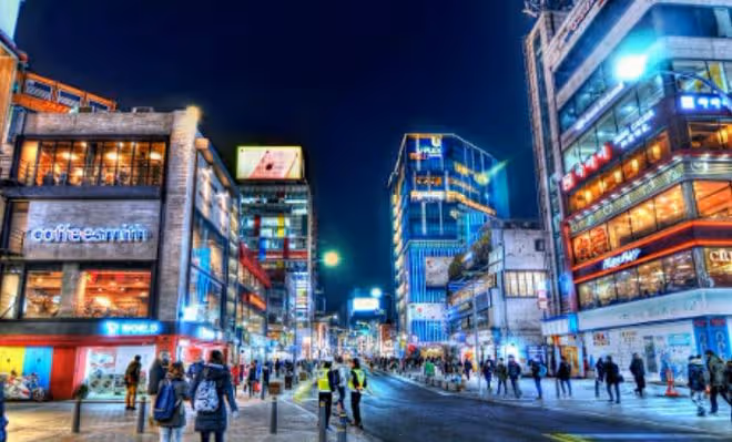 永遠充滿年輕活力的地方:韓國新村大學街