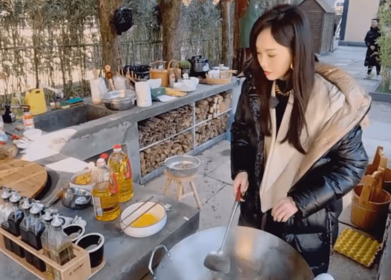唐嫣首次回應切胃減肥傳聞,產後恢復身材好,姚晨面露笑容顯無奈