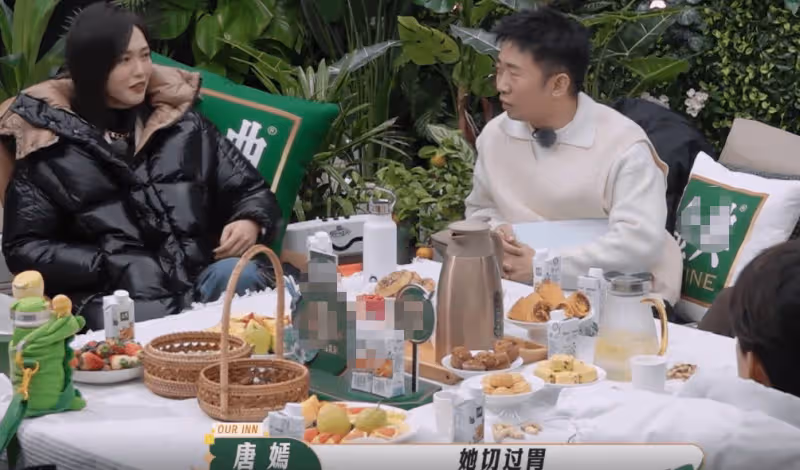 唐嫣首次回應切胃減肥傳聞,產後恢復身材好,姚晨面露笑容顯無奈