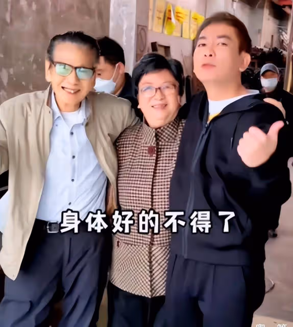「康祈祖」徐若琪曬出康家最後一幅全家福,46歲的他再無父愛