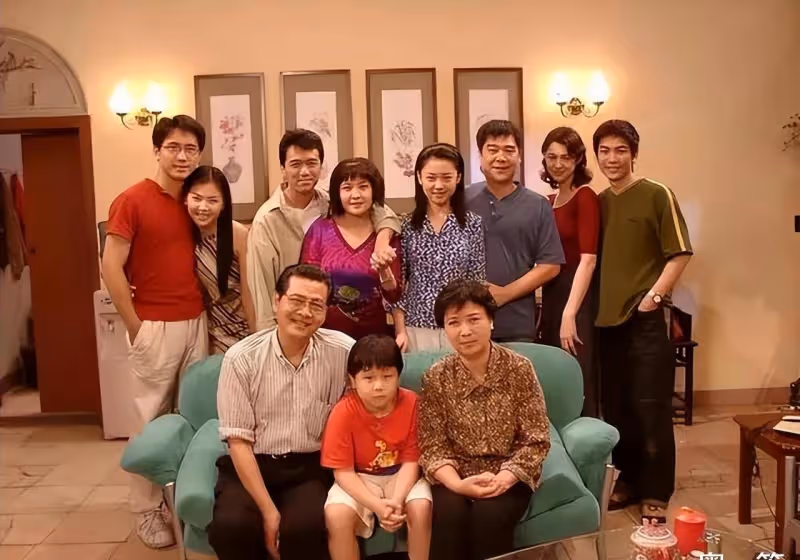 「康祈祖」徐若琪曬出康家最後一幅全家福,46歲的他再無父愛