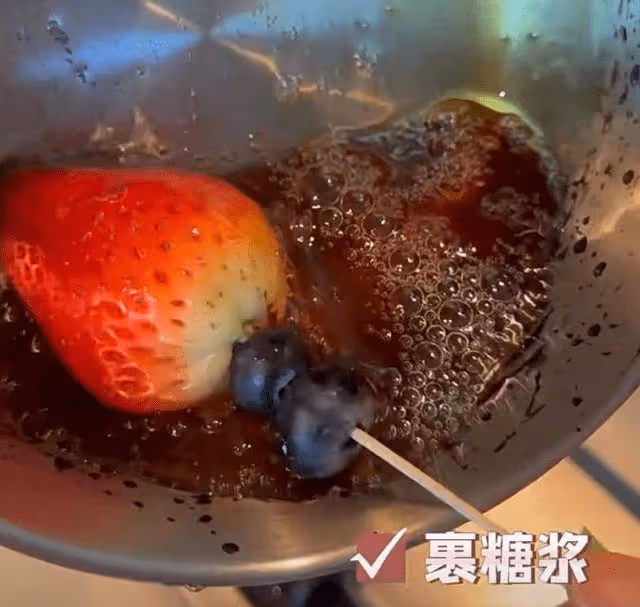 王燦分享母女日常,自製糖葫蘆卻不讓蛋餃吃,被贊和杜淳有夫妻相