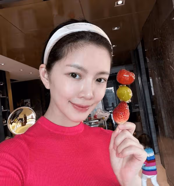 王燦分享母女日常,自製糖葫蘆卻不讓蛋餃吃,被贊和杜淳有夫妻相