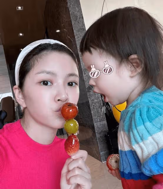 王燦分享母女日常,自製糖葫蘆卻不讓蛋餃吃,被贊和杜淳有夫妻相