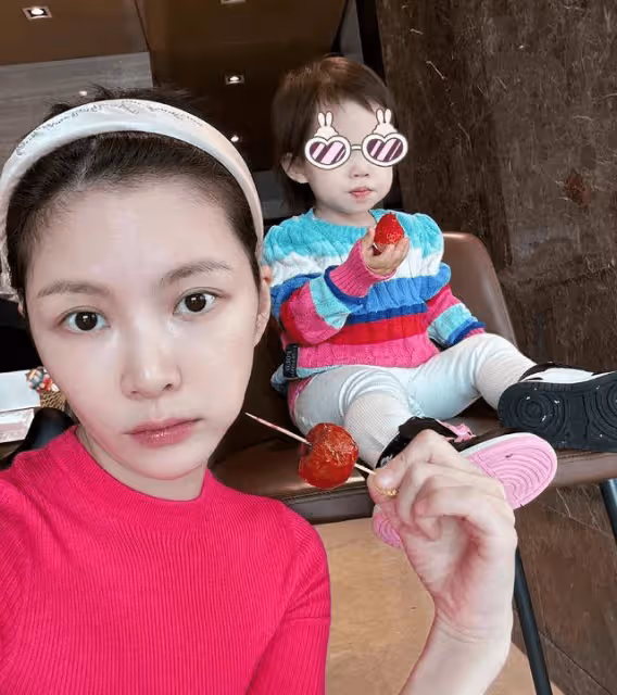 王燦分享母女日常,自製糖葫蘆卻不讓蛋餃吃,被贊和杜淳有夫妻相
