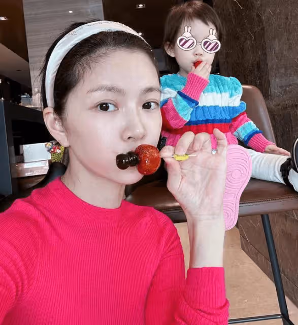 王燦分享母女日常,自製糖葫蘆卻不讓蛋餃吃,被贊和杜淳有夫妻相