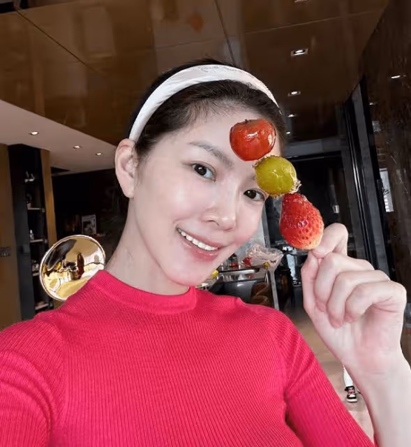 王燦分享母女日常,自製糖葫蘆卻不讓蛋餃吃,被贊和杜淳有夫妻相