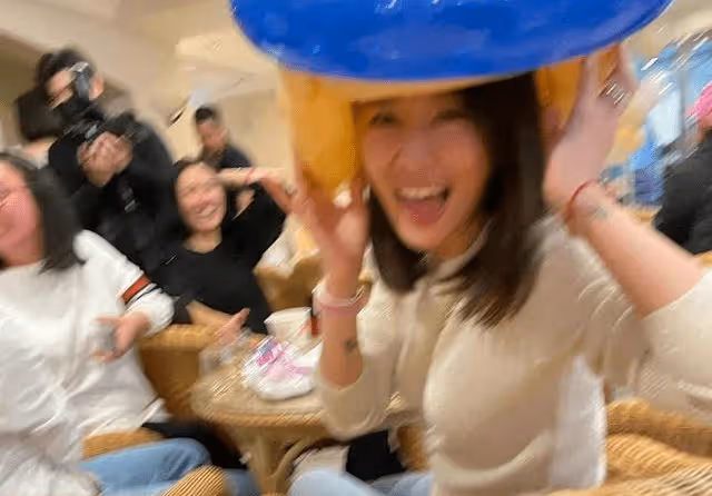 林心如曬照為女兒慶生,頭戴氣球帽笑得好開心,被誇還自黑裝可愛