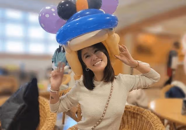 林心如曬照為女兒慶生,頭戴氣球帽笑得好開心,被誇還自黑裝可愛