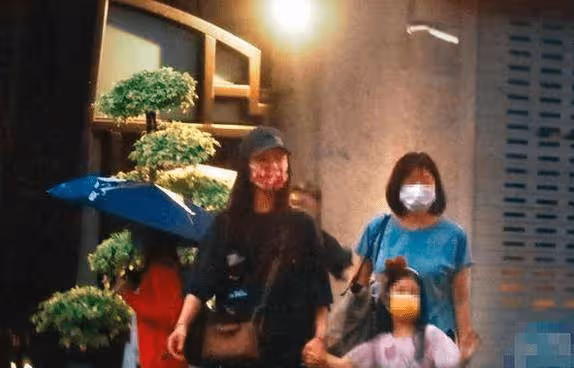 林心如曬照為女兒慶生,頭戴氣球帽笑得好開心,被誇還自黑裝可愛