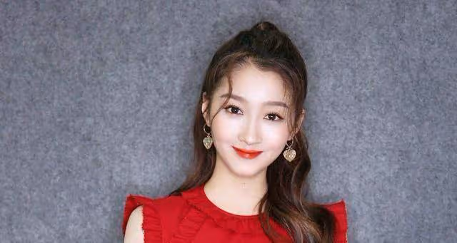 同是一個媽生的，一個當紅明星一個普通人，網友：同媽不同命