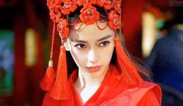 十大古裝美女，迪麗熱巴第四，趙麗穎僅排第三，第一實至名歸！