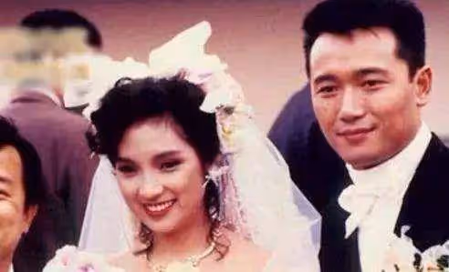 61歲三哥苗僑偉，與妻子戚美珍結婚29年，恩愛如初未曾鬧過緋聞