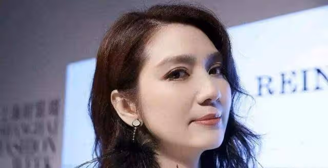 19歲出道和蔡少芬是閨蜜，感情堪稱坎坷，如今49歲風韻猶存