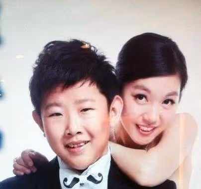 電視劇中時常扮演小孩，其實已經35歲還娶了老婆，常被誤會是母子