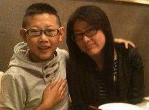電視劇中時常扮演小孩，其實已經35歲還娶了老婆，常被誤會是母子