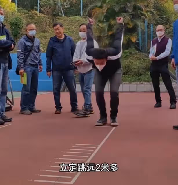 63歲李子雄陽康後回港，攜4歲兒子到母校參觀，愛子高顏值像媽