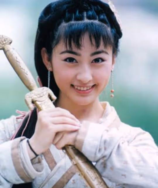 63歲李子雄陽康後回港，攜4歲兒子到母校參觀，愛子高顏值像媽