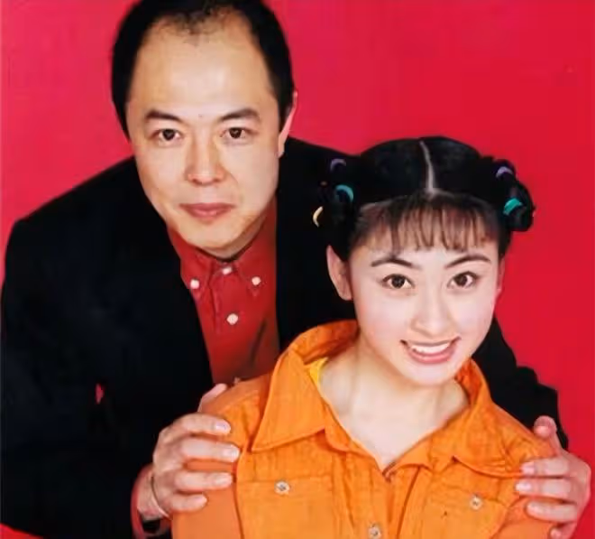 63歲李子雄陽康後回港，攜4歲兒子到母校參觀，愛子高顏值像媽