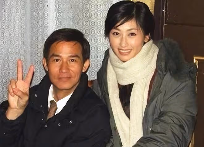 63歲李子雄陽康後回港，攜4歲兒子到母校參觀，愛子高顏值像媽