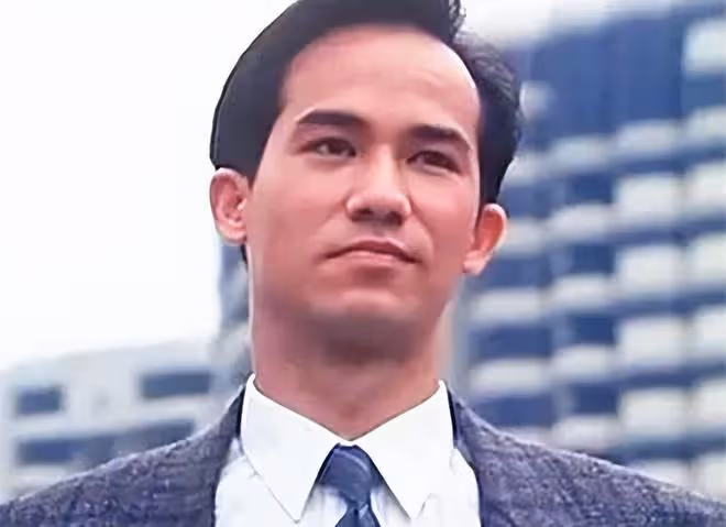 63歲李子雄陽康後回港，攜4歲兒子到母校參觀，愛子高顏值像媽