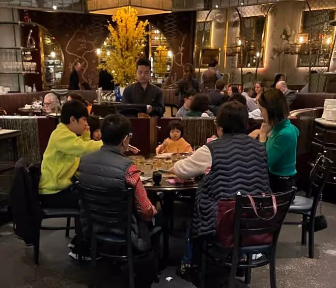 王祖藍陪妻子回加拿大，一家米其林餐廳吃飯被偶遇，岳父母罕現身