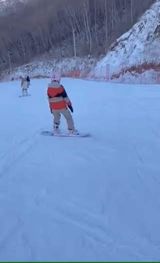 李小璐帶女兒滑雪，10歲甜馨身高快趕上媽媽，360度轉彎動作絲滑
