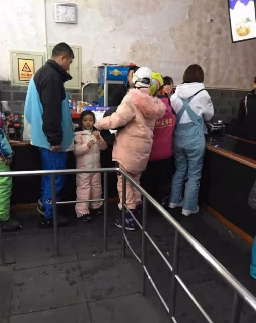 李小璐帶女兒滑雪，10歲甜馨身高快趕上媽媽，360度轉彎動作絲滑