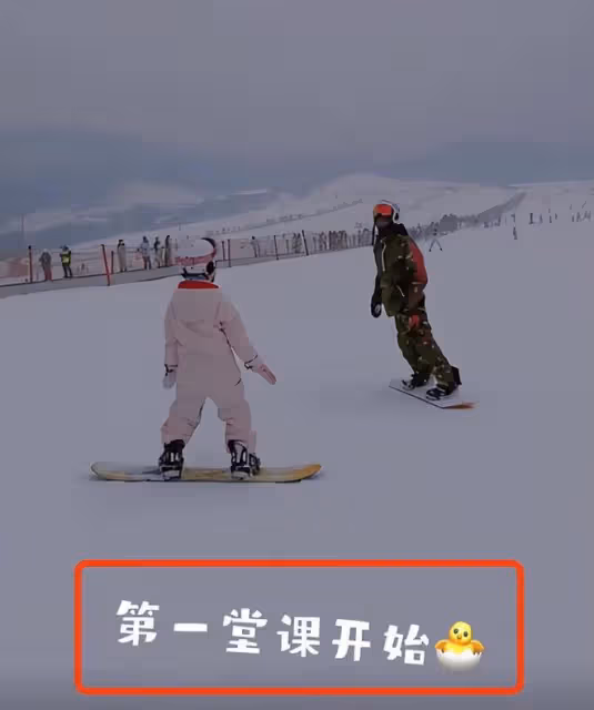 李小璐帶女兒滑雪，10歲甜馨身高快趕上媽媽，360度轉彎動作絲滑
